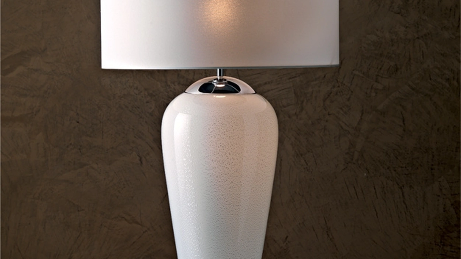 Lampada Diva da tavolo con vaso in vetro bianco e argento e paralume in tessuto bianco di Le Fablier
