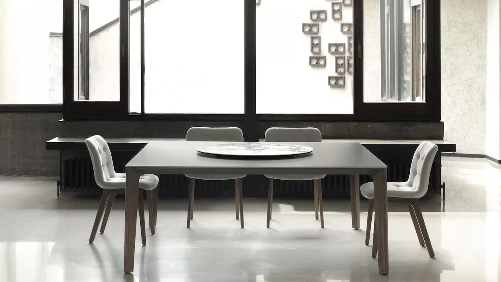 Sedia Kuga in tessuto imbottito e trapuntato con base in legno di Bontempi