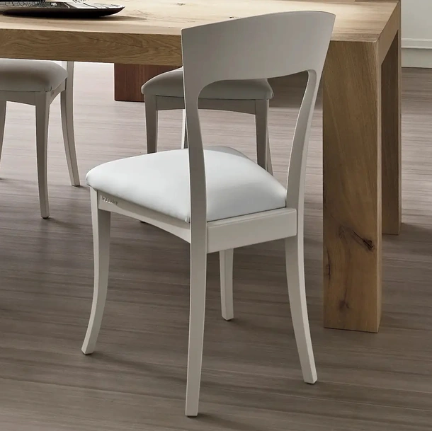 Sedia Magnolia in legno laccato con seduta imbottita di Le Fablier