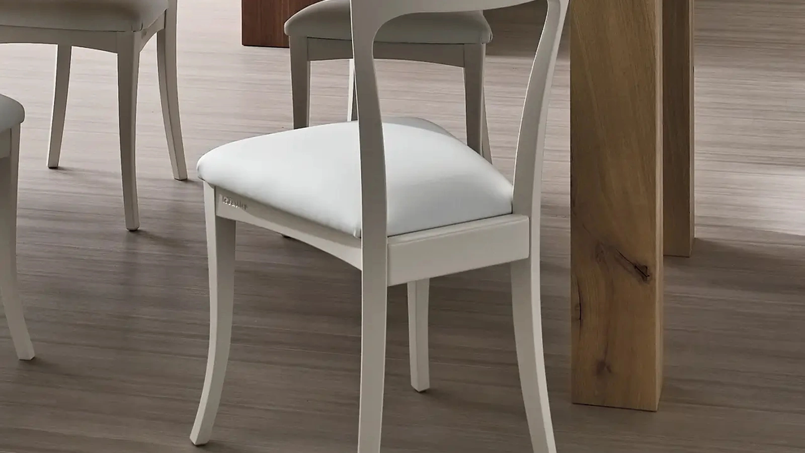 Sedia Magnolia in legno laccato con seduta imbottita di Le Fablier