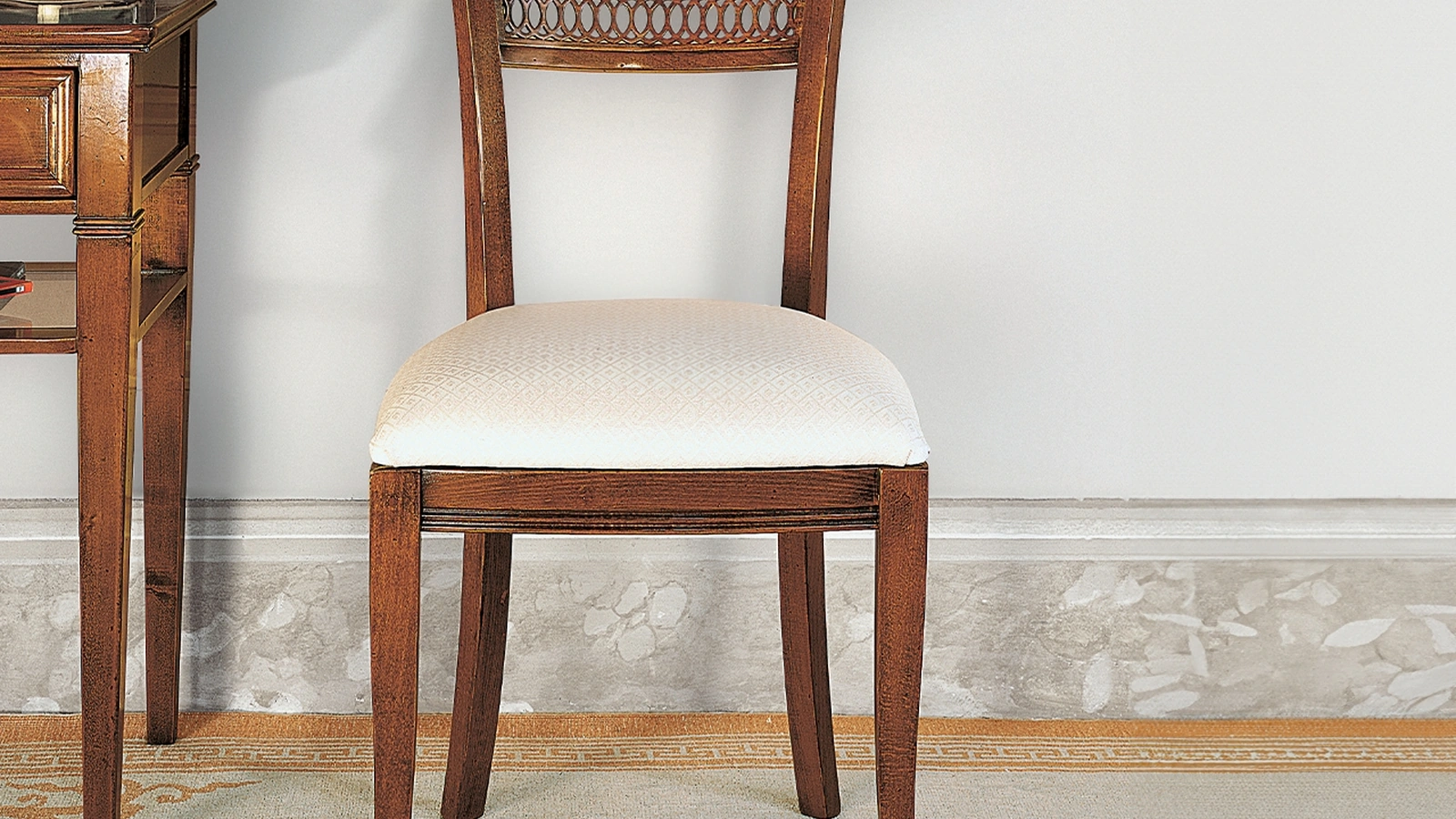 Sedia Ossidiana in  legno con seduta in tessuto imbottito di Le Fablier