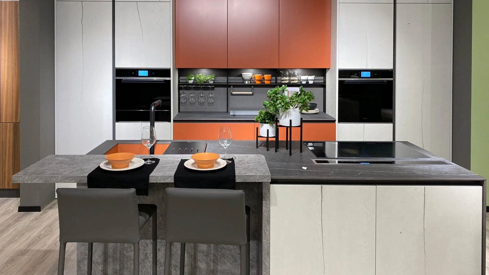 Cucina Moderna con isola Tiffany e Nala terracotta opaco e rovere pietra di Mobilturi