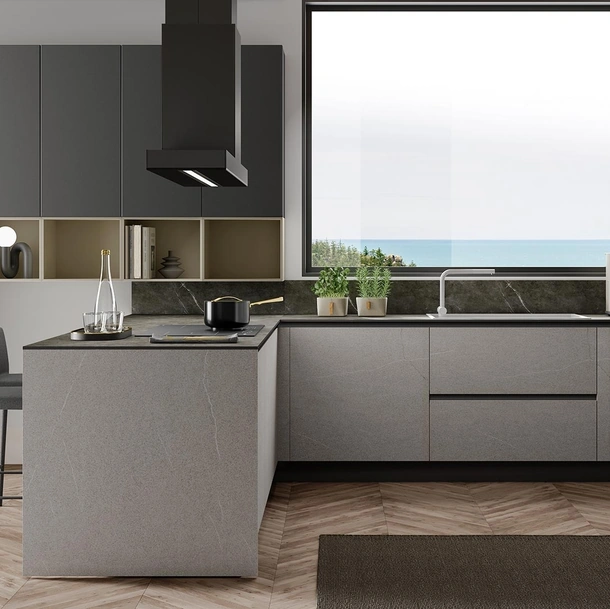 Cucina Moderna con penisola Zante finitura stone sabbia e matt cenere di Mobilturi