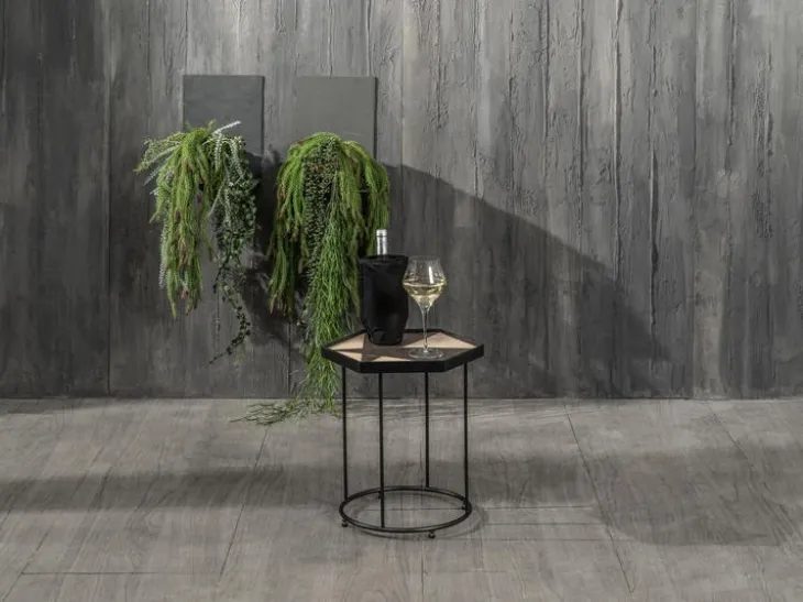 Tavolino Esh con top in legno con inserti in pietra con base in metallo di Stones