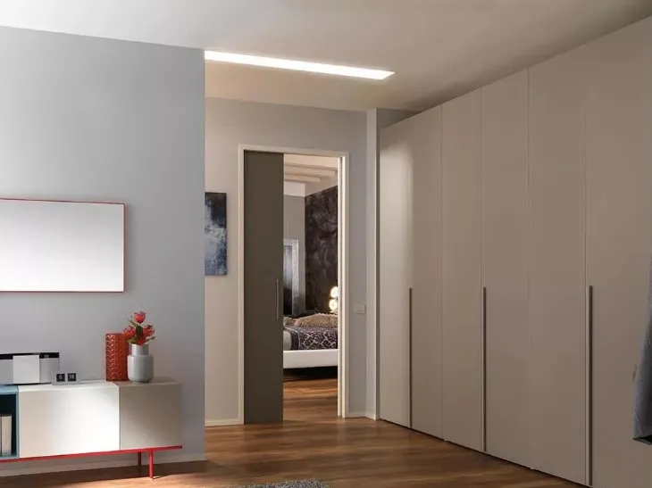 Armadio a muro con ante battenti in laccato nocciola NC306 di Moretti Compact