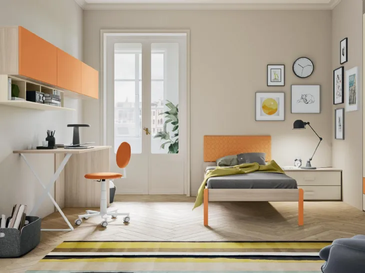 Cameretta in melaminico e laccato arancio con angolo scrittoio Mya Comp 02 di Mab