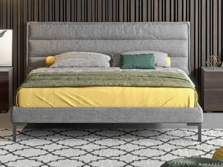Letto imbottito in tessuto con testiera Strip di Mab