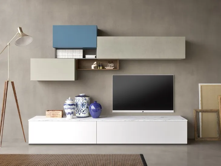 Parete dal design moderno in laccato opaco con top in finitura marmo bianco di Mab