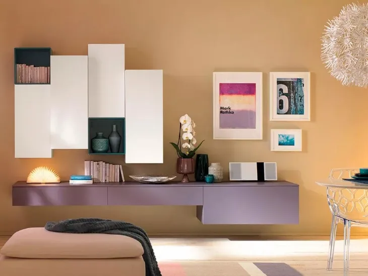 Parete attrezzata a 4 ante sfasate in laminato frassino bianco, 2 vani giorno color pavone e base sospesa LV101 di Moretti Compact