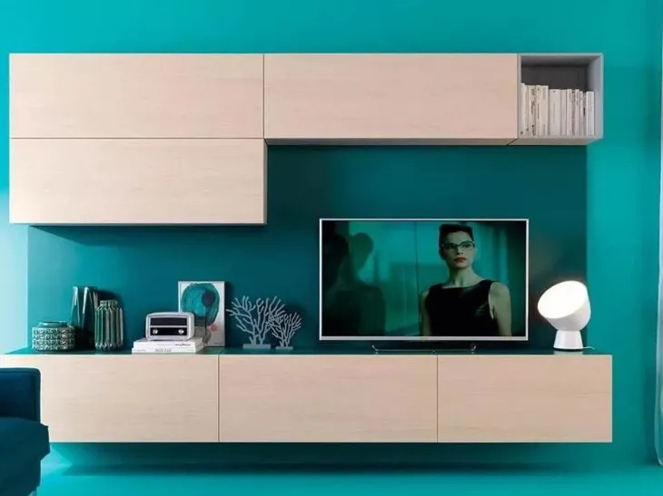 Parete attrezzata su boiserie color pavone, lineare ed essenziale LV118 di Moretti Compact