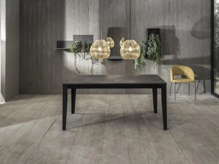 Tavolo allungabile in melaminico cemento grigio con base in metallo Nero Big di Stones