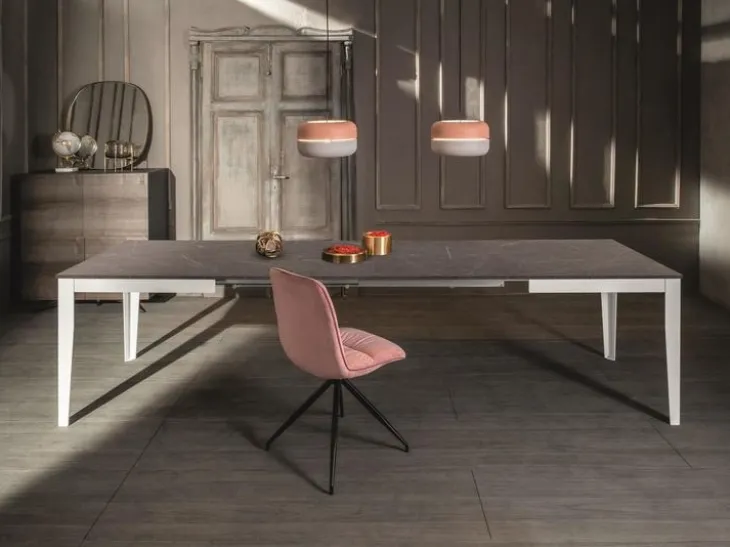 Tavolo allungabile in melaminico marmo antracite con base in metallo Nero Big di Stones