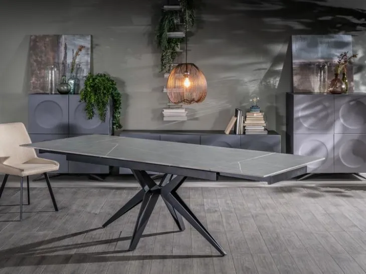 Tavolo allungabile Match 02 in marmo grigio con base a stella in metallo nero opaco di Stones