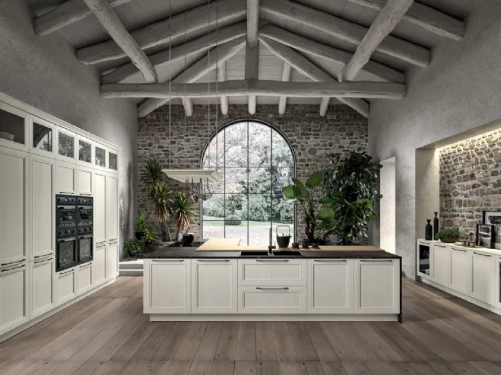 Cucina Classica angolare in legno di Frassino finitura decapè Carrara e top in Dekton e Rovere Opera di Arredo3