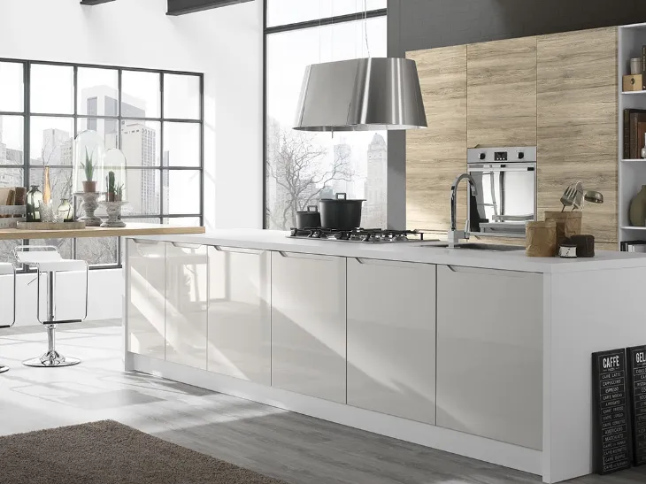 Cucina Moderna con isola Carima finitura Rovere Moka e Ghiaccio lucido di Evo Cucine