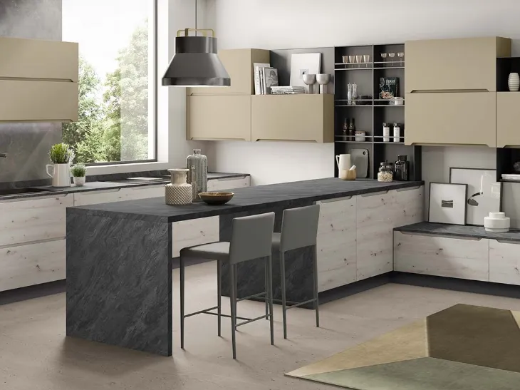 Cucina Moderna con penisola Carima finitura Rovere nodato chiaro e Nocciola opaco di Evo Cucine