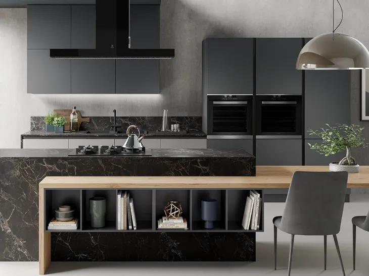 Cucina Moderna con isola Diva in Pet finitura Ghiaccio opaco e Antracite opaco di Evo Cucine