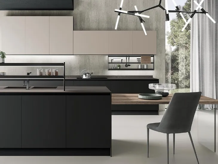 Cucina Moderna con isola Diva in Pet Nero opaco e Tortora opaco di Evo Cucine