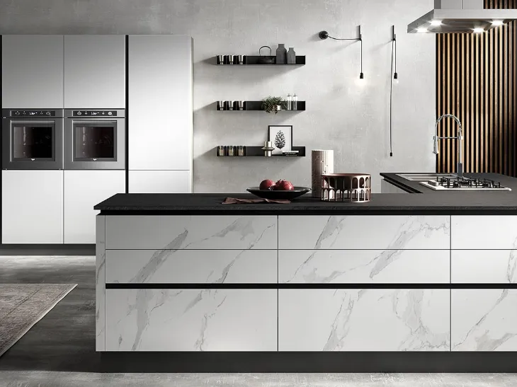 Cucina Moderna con isola Eos in HPL effetto Marmo e Glass Bianco di Evo Cucine