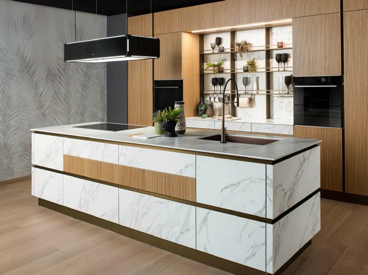 Cucina Moderna Kaori in legno impiallacciato Bambù e Eos in Gres White Marble di Evo Cucine