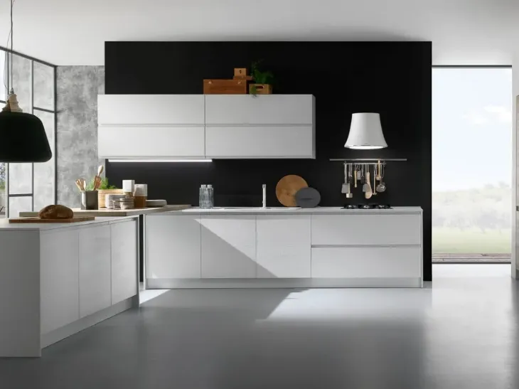 Cucina Luna con penisola in laccato Bianco e finitura Miele di Mobilturi