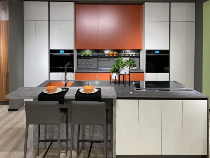 Cucina Moderna con isola Tiffany e Nala finitura Terracotta e Rovere Pietra di Mobilturi