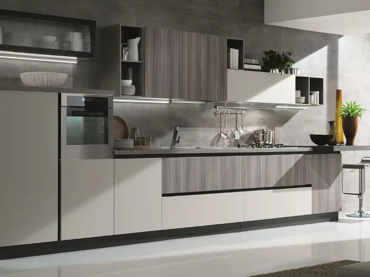 Cucina su misura Agorà finitura Cenere Stone e laccato Corda opaco di Evo Cucine