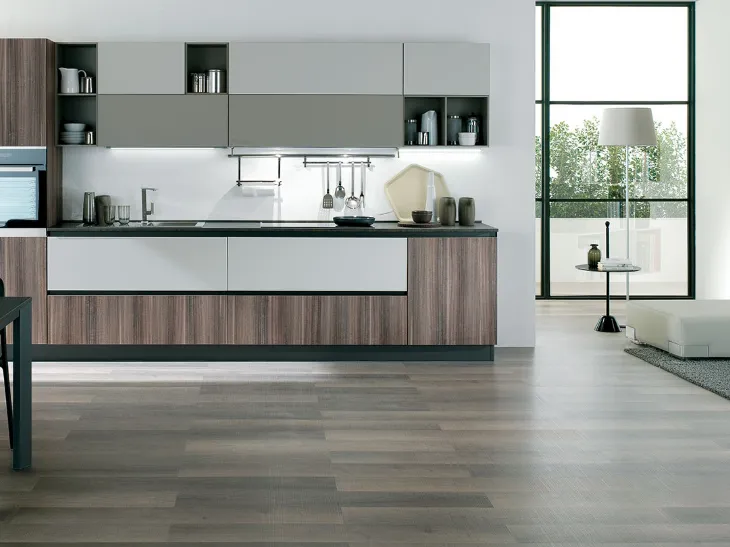 Cucina su misura lineare Agorà finitura Tabacco Stone e laccato Corda, Bianco e Fango di Evo Cucine