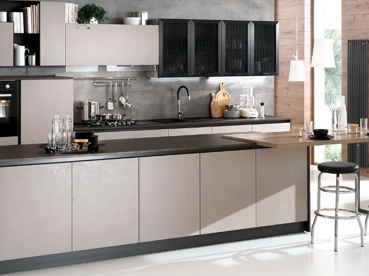 Cucina su misura con isola Agorà Visone Cemento di Evo Cucine