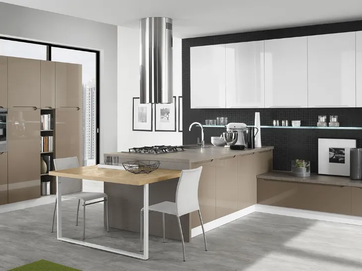 Cucina con penisola Carima in legno laccato di EVO Cucine