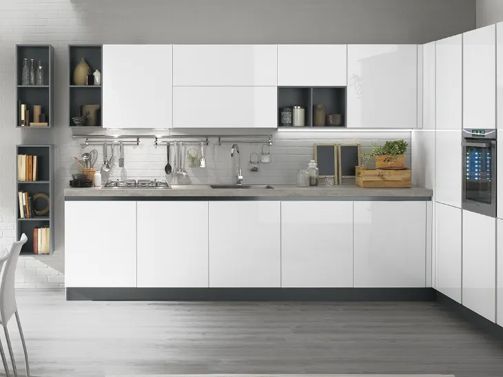 Cucina in linea Korinna/Gola in legno laccato di Evo Cucine