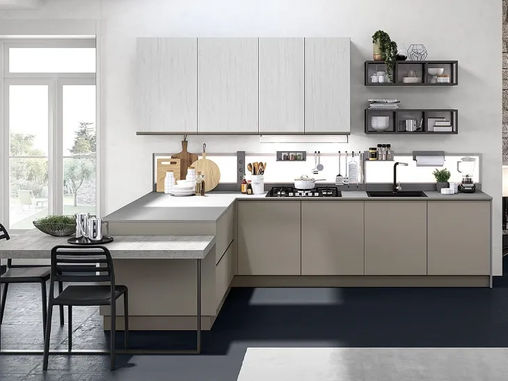 Cucina moderna con penisola Maia in legno laccato di Evo Cucine