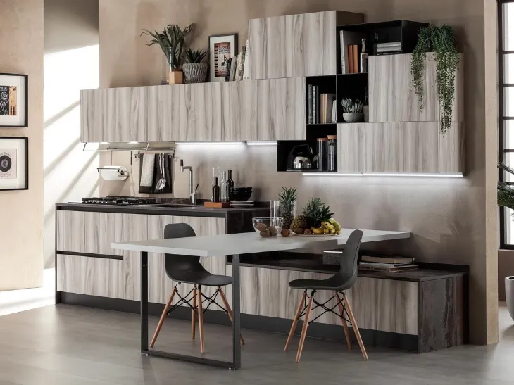 Cucina con penisola Sonora/Gola in legno di Evo Cucine